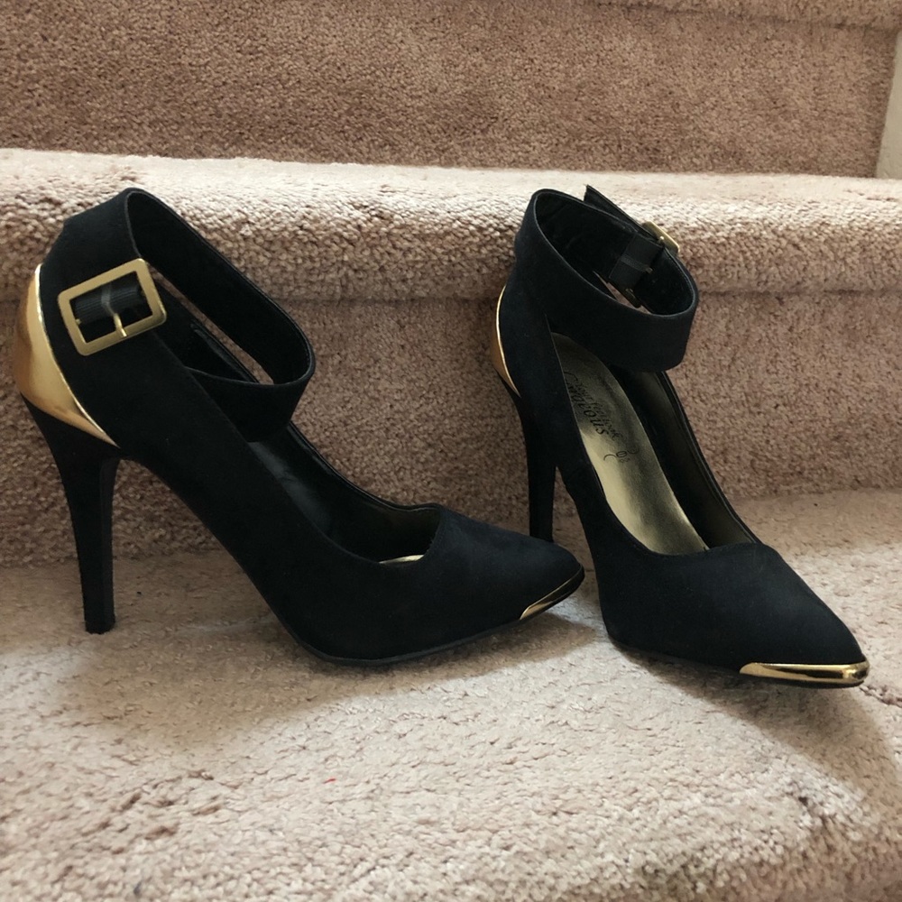 Black pumps